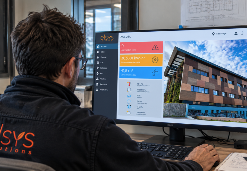 Tertiaire – supervision GTB et suivi énergétique Technicien ELSYS consultant un tableau de bord GTB avec les consommations et les alertes d’un bâtiment tertiaire.